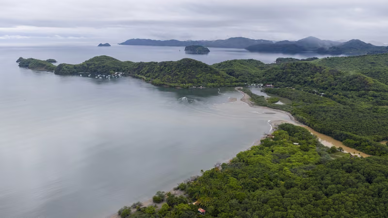 Vista aérea de la costa del golfo de Santa Elena, Costa Rica