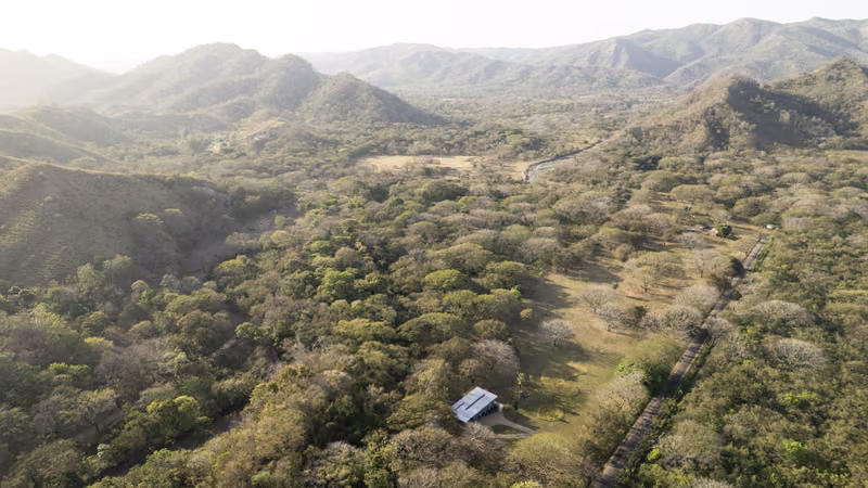 Colinas boscosas sobre la costa de Guanacaste