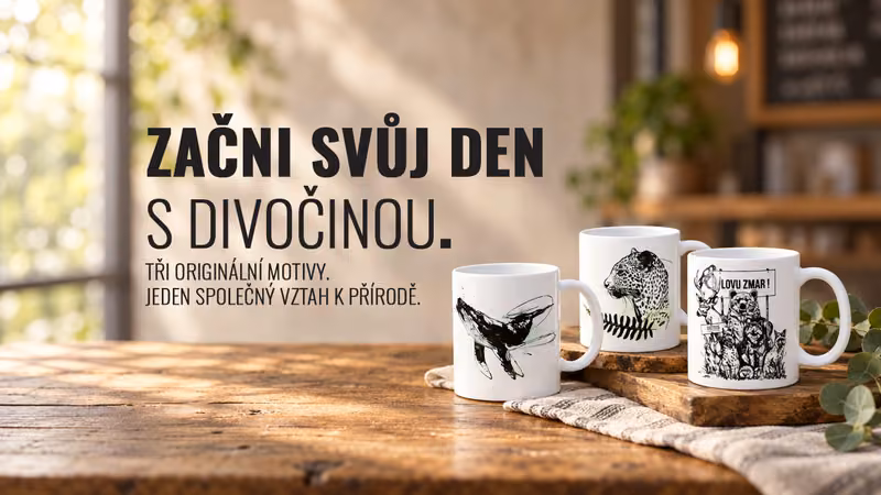 Tři hrnečky Justice for Nature na stole v kavárně s nápisem Začni svůj den s divočinou
